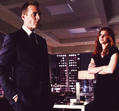 Suits GIF. Films en series Gifs Suits Harvey specter Gabriel macht 