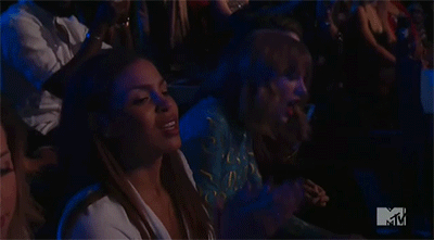 Artiesten Taylor Swift Gifs lachend uitvoeren 