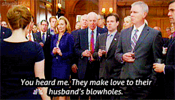 Tina Fey GIF. Gifs Filmsterren Tina fey Schouderophalend Idk I dont know I aint zelfs gek Schouderophalen 
