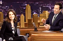 Tina Fey GIF. Gifs Filmsterren Tina fey Schouderophalend Idk I dont know I aint zelfs gek Schouderophalen 