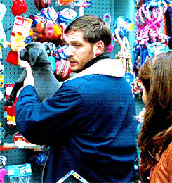 Tom Hardy GIF. Interview Gifs Filmsterren Tom hardy Gerard butler Idris elba Britse acteurs Rots n rolla Guy richie 