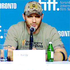 Tom Hardy GIF. Gifs Filmsterren Tom hardy Jonathon ross Hardy keurt 
