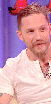 Tom Hardy GIF. Interview Gifs Filmsterren Tom hardy Gerard butler Idris elba Britse acteurs Rots n rolla Guy richie 
