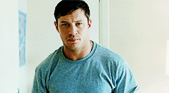 Tom Hardy GIF. Interview Gifs Filmsterren Tom hardy Gerard butler Idris elba Britse acteurs Rots n rolla Guy richie 