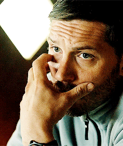 Tom Hardy GIF. Gifs Filmsterren Tom hardy Middelvinger 