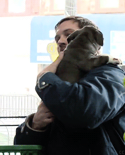 Tom Hardy GIF. Interview Gifs Filmsterren Tom hardy Gerard butler Idris elba Britse acteurs Rots n rolla Guy richie 