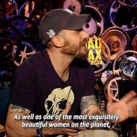 Tom Hardy GIF. Gifs Filmsterren Tom hardy Middelvinger 
