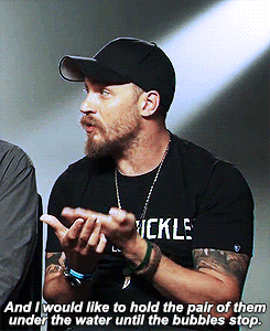 Interview Gifs Filmsterren Tom hardy gerard butler Idris Elba Britse acteurs rots n rolla guy richie 