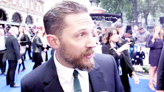 Tom Hardy GIF. Gifs Filmsterren Tom hardy Jonathon ross Hardy keurt 