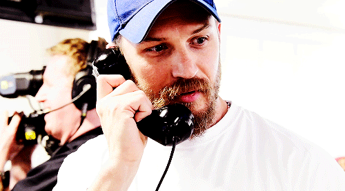Tom Hardy GIF. Interview Gifs Filmsterren Tom hardy Gerard butler Idris elba Britse acteurs Rots n rolla Guy richie 
