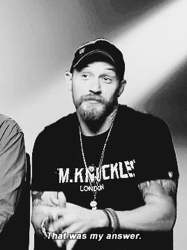 Tom Hardy GIF. Acteur Gifs Filmsterren Tom hardy Glimlachen Man Schattige 