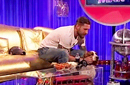 Tom Hardy GIF. Gifs Filmsterren Tom hardy Middelvinger 