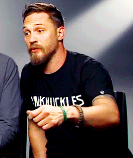 Tom Hardy GIF. Interview Gifs Filmsterren Tom hardy Gerard butler Idris elba Britse acteurs Rots n rolla Guy richie 