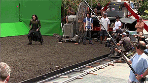 Tom Hiddleston GIF. Zoenen Gifs Filmsterren Tom hiddleston Muppets Miss piggy 