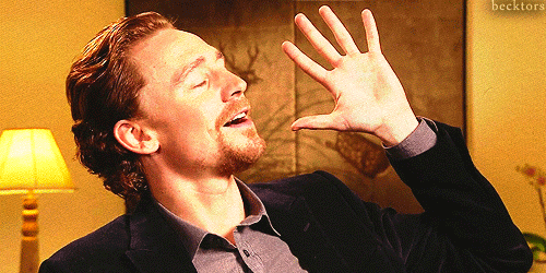 Tom Hiddleston GIF. Blij Gifs Filmsterren Tom hiddleston Geanimeerde Lach Loki 