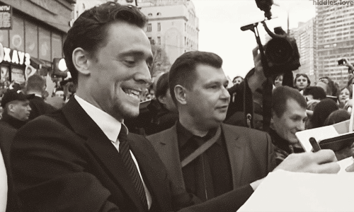 Tom Hiddleston GIF. Gifs Filmsterren Tom hiddleston Loki Duimen omhoog Geen probleem The avengers 