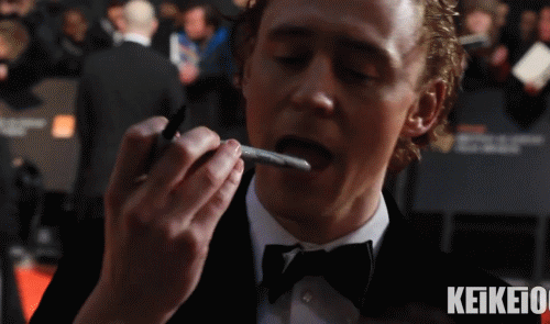 Tom Hiddleston GIF. Omg Gifs Filmsterren Tom hiddleston Gek Tom hiddleton 
