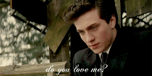 Tom Hiddleston GIF. Zoenen Gifs Filmsterren Tom hiddleston Muppets Miss piggy 