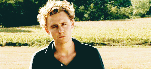 Tom Hiddleston GIF. Zoenen Gifs Filmsterren Tom hiddleston Muppets Miss piggy 