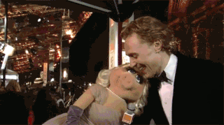 Tom Hiddleston GIF. Gifs Filmsterren Tom hiddleston Muppets Miss piggy 