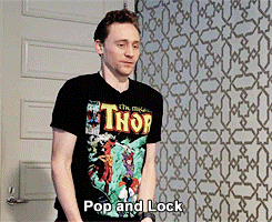 Tom Hiddleston GIF. Gifs Filmsterren Tom hiddleston Muppets Miss piggy 