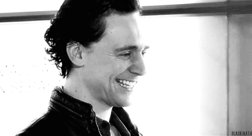 Tom Hiddleston GIF. Zoenen Gifs Filmsterren Tom hiddleston Muppets Miss piggy 