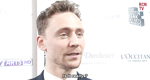 Tom Hiddleston GIF. Goofy Gifs Filmsterren Tom hiddleston Behandelen 