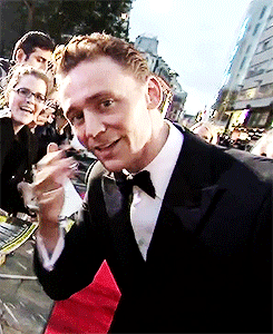 Tom Hiddleston GIF. Gifs Filmsterren Tom hiddleston Verveeld Midnight in paris 