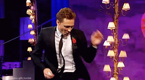 Tom Hiddleston GIF. Zoenen Gifs Filmsterren Tom hiddleston Muppets Miss piggy 