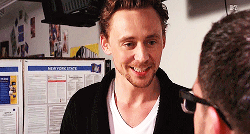 Tom Hiddleston GIF. Blij Gifs Filmsterren Tom hiddleston Loki Tevreden Dit bevalt me 