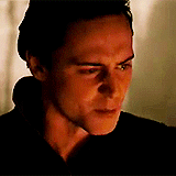 Tom Hiddleston GIF. Gifs Filmsterren Tom hiddleston Verveeld Midnight in paris 