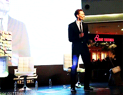 Tom Hiddleston GIF. Verward Gifs Filmsterren Tom hiddleston Geschokt 