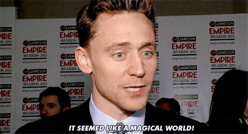 Tom Hiddleston GIF. Zoenen Gifs Filmsterren Tom hiddleston Muppets Miss piggy 