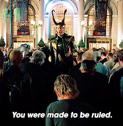 Tom Hiddleston GIF. Gifs Filmsterren Tom hiddleston Kalmeer Zich gedragen 