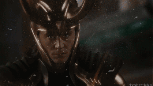 Tom Hiddleston GIF. Gifs Filmsterren Tom hiddleston Opgewonden Glimlachen Meesmuilen 