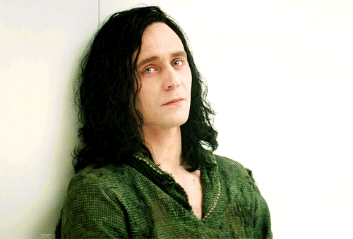 Tom Hiddleston GIF. Gifs Filmsterren Tom hiddleston Verveeld Midnight in paris 
