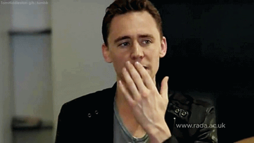 Tom Hiddleston GIF. Blij Gifs Filmsterren Tom hiddleston Loki Tevreden Dit bevalt me 