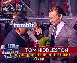 Tom Hiddleston GIF. Gifs Filmsterren Tom hiddleston Kalmeer Zich gedragen 