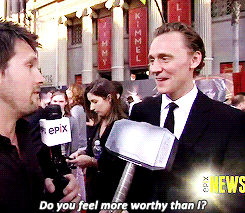 Tom Hiddleston GIF. Gifs Filmsterren Tom hiddleston Opgewonden Glimlachen Meesmuilen 