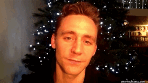 Tom Hiddleston GIF. Gifs Filmsterren Tom hiddleston Muppets Miss piggy 