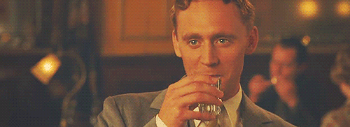 Tom Hiddleston GIF. Goofy Gifs Filmsterren Tom hiddleston Behandelen 