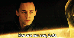 Tom Hiddleston GIF. Zoenen Gifs Filmsterren Tom hiddleston Muppets Miss piggy 