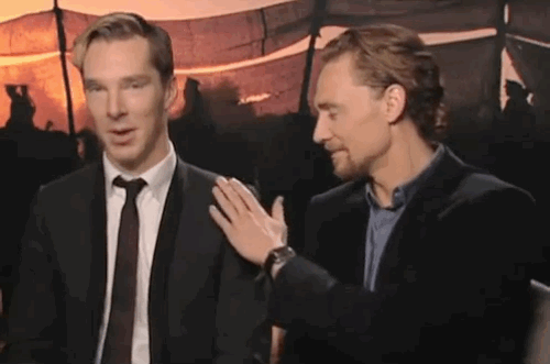 Tom Hiddleston GIF. Vallen Avengers Memes Gifs Filmsterren Tom hiddleston Loki I cant The avengers Ik kan niet 