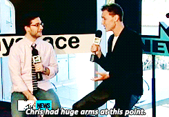 Tom Hiddleston GIF. Blij Gifs Filmsterren Tom hiddleston Geanimeerde Lach Loki 