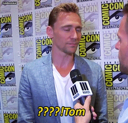 Tom Hiddleston GIF. Vallen Avengers Memes Gifs Filmsterren Tom hiddleston Loki I cant The avengers Ik kan niet 