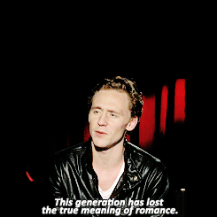 Tom Hiddleston GIF. Gifs Filmsterren Tom hiddleston Muppets Miss piggy 