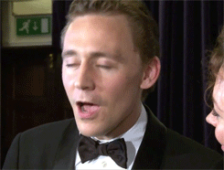 Tom Hiddleston GIF. Gifs Filmsterren Tom hiddleston Opgewonden Glimlachen Meesmuilen 