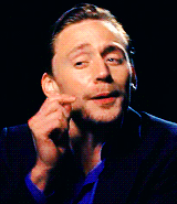 Tom Hiddleston GIF. Zoenen Gifs Filmsterren Tom hiddleston Muppets Miss piggy 