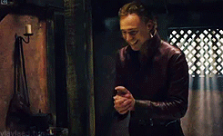 Tom Hiddleston GIF. Gifs Filmsterren Tom hiddleston Muppets Miss piggy 