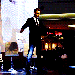 Tom Hiddleston GIF. Blij Gifs Filmsterren Tom hiddleston Geanimeerde Lach Loki 
